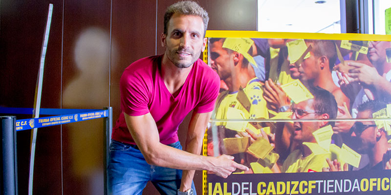 Servando tras firmar con el Cádiz CF / Trekant Media