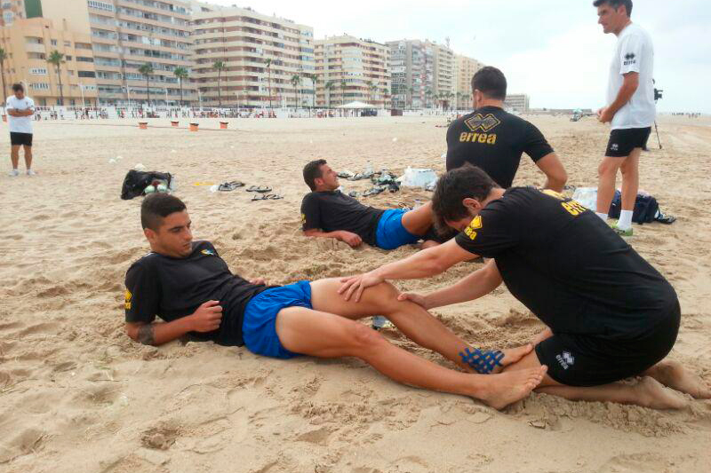 Tomás y Airam siendo tratados en la playa / Trekant Media