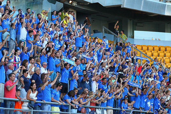 Aficionados oviedistas en el estadio Ramón de Carranza / Trekant Media