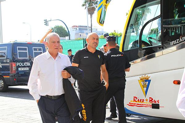 Llegada del autobús del Cádiz CF sin aficionados / Trekant Media