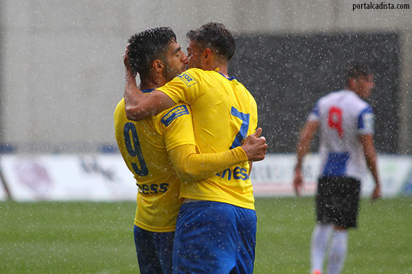 Abrazo entre Jona y Juan Villar / Trekant Media