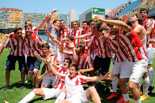 Bilbao Athletic festejando el ascenso en Carranza / Trekant Media