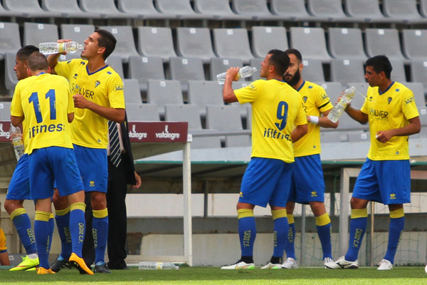 Jugadores del Cádiz CF bebiendo agua durante un partido / Trekant Media