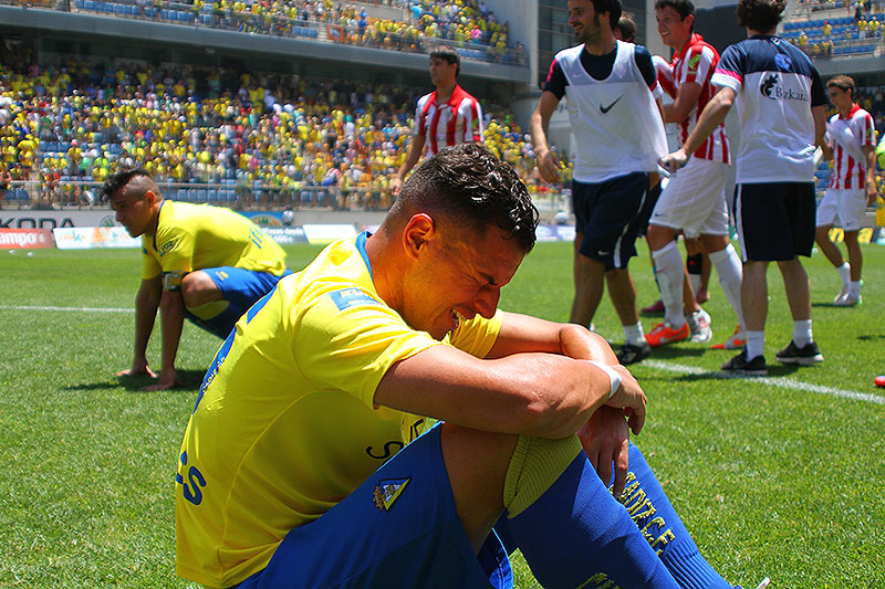 Airam llora desconsolado tras certificarse la permanencia del Cádiz CF en Segunda B / Trekant Media