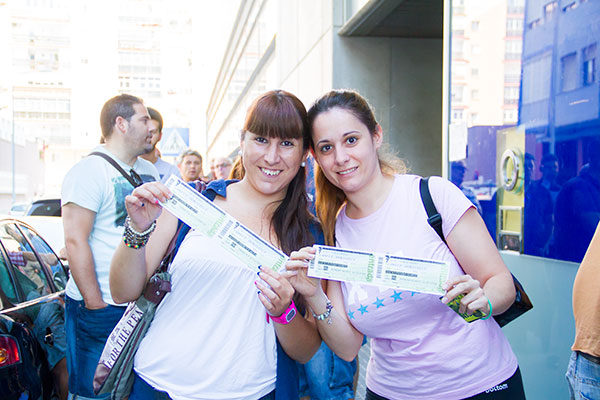 Aficionadas cadistas con sus entradas / Trekant Media