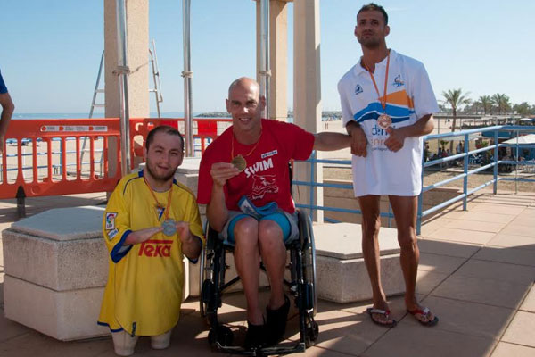 Alejandro Arévalo recogiendo la medalla de plata con su camista del Cádiz CF / J.L. Arévalo