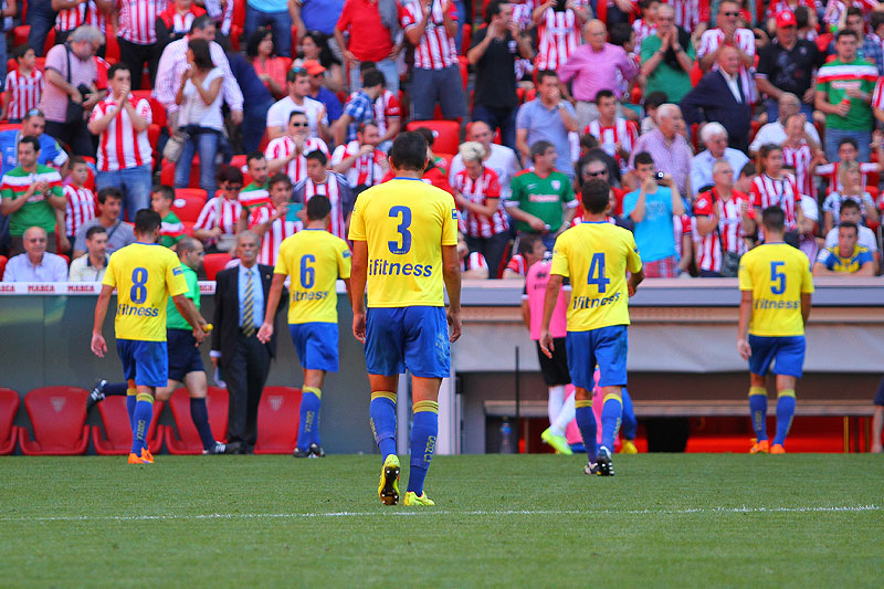 El Cádiz CF a la salida del césped de San Mamés tras la primera parte contra el Bilbao Athletic / Trekant Media