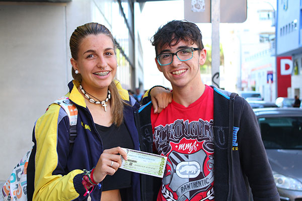 Aficionados retiran entradas en las taquillas del estadio Ramón de Carranza / Trekant Media