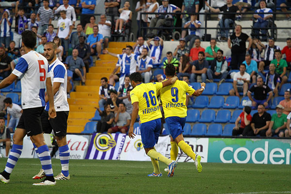 Airam Cabrera abrazado junto a Jona celebrando el 2-1 / Javier Ayala - portalcadista.com