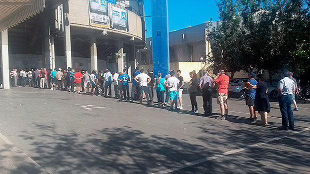 Colas de aficionados herculanos en el José Rico Pérez / herculesdealicantecf.net