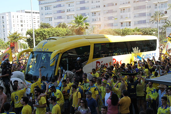 Autobús del Cádiz CF junto con aficionados / Trekant Media