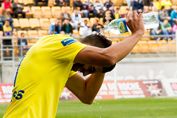 Jona se refresca con agua antes de un partido / Trekant Media