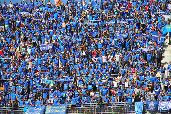 Aficionados oviedistas en el estadio Ramón de Carranza / Trekant Media