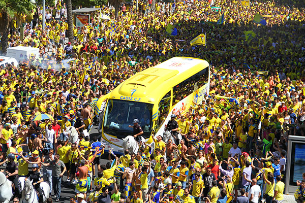 Autobús del Cádiz CF ayer por la Avenida de Cádiz / Trekant Media