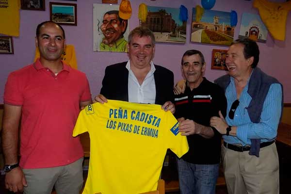 Visita de Manuel Vizcaíno a la Peña Los Pixa de Ermua / cadizcf.com