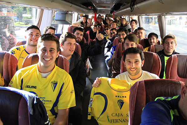 Aficionados cadistas en autobuses / Trekant Media