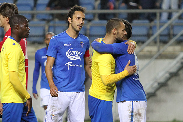 Jugadores del Cádiz CF y el San Fernando CD se abrazan en un partido de la pasada temporada / Trekant Media