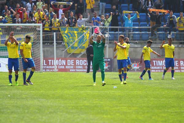 Jugadores y público tras el partido / Trekant Media