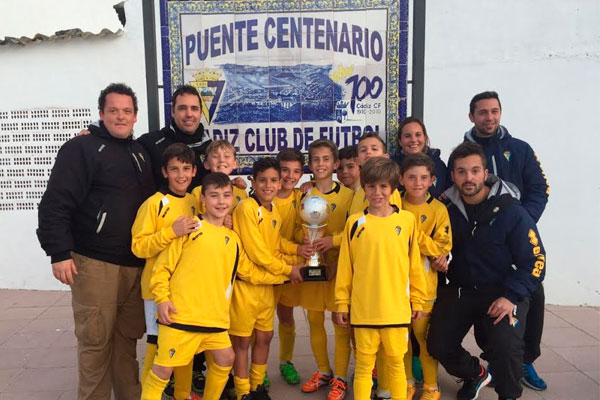 El Cádiz CF Alevín junto al Puente del Centenario del Cádiz CF / cadizcf.com