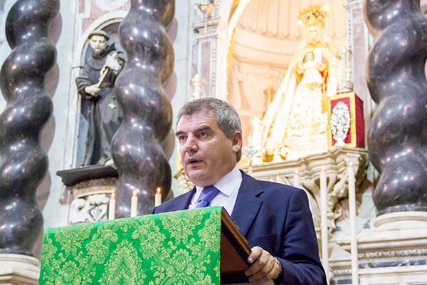 Manuel Vizcaíno frente a la Patrona de Cádiz, la Virgen del Rosario / Trekant Media