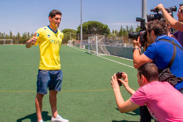 Alberto Prada, en su presentación como jugador del Cádiz CF / Trekant Media