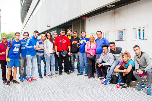 Los cadistas que aguardaban entrada y autobús para Oviedo a las 20:30 horas / Trekant Media