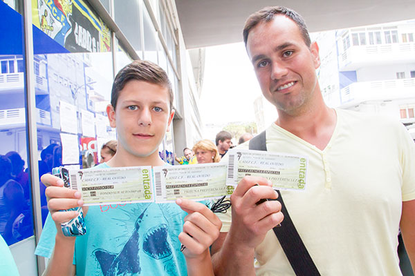 Aficionados con entradas para el Cádiz CF - Real Oviedo de playoff de ascenso / Trekant Media