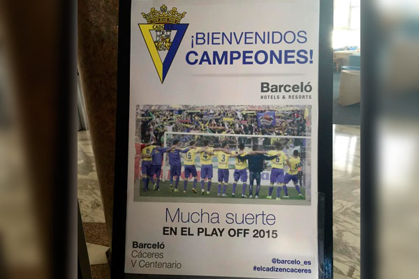 Cartel de bienvenida en el Hotel Cáceres V Centenario, donde está alojado el Cádiz CF / Twitter @Servando_Sanxez