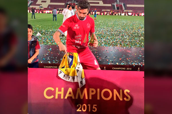 Chico Flores celebra el título de campeón de la Qatar Cup 2015 / Twitter @ChicoFlores12