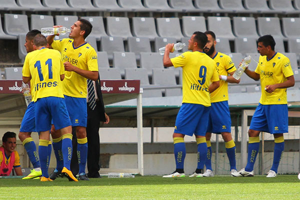 Los jugadores del Cádiz CF beben agua durante el 'tiempo muerto' / Trekant Media