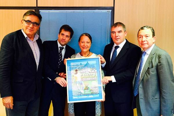 Entrega del cartel del Cádiz CF - CF Villanovense en el Ayuntamiento de Jerez de la Frontera / cadizcf.com