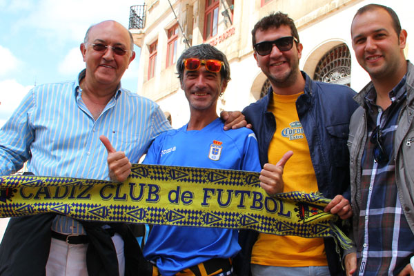 Aficionados del Real Oviedo y Cádiz el pasado domingo / Trekant Media