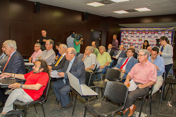 Una Junta General de Accionistas sin prensa / Trekant Media