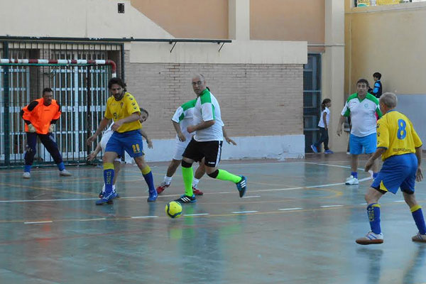 Veteranos del Cádiz CF en el partido amistoso en el Colegio Amor de Dios / Juan Sevilla