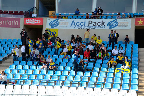 Aficionados del Cádiz CF en el estadio de los Juegos del Mediterráneo / FPC