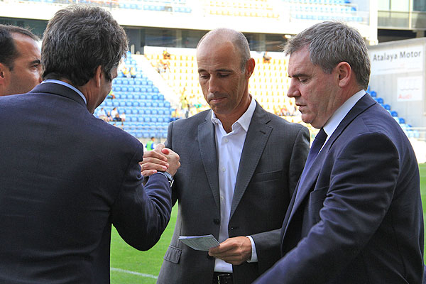 Antonio Calderón es saludado por el directivo Jorge Cobo junto a Manuel Vizcaíno / Trekant Media