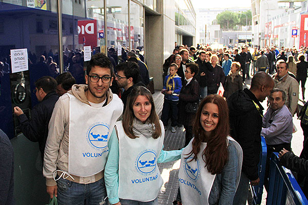 Voluntarios del Banco de Alimentos de Cádiz, en las puertas del Ramón de Carranza / Trekant Media