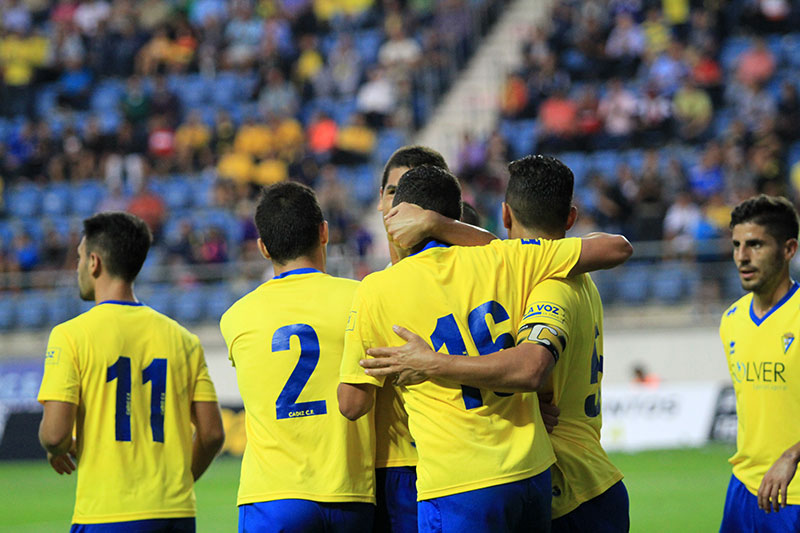 El Cádiz CF celebra el 4-0 en el Ramón de Carranza / Trekant Media