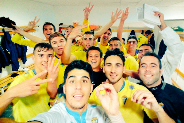 Los jugadores del Cádiz CF Juvenil celebran en vestuarios la victoria frente a la UD Almería / Twitter  ‏@A_lazaro28