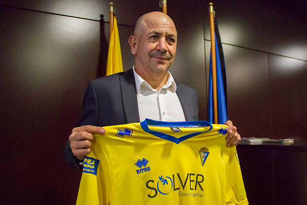 Claudio Barragán posa con la camiseta del Cádiz CF / Trekant Media