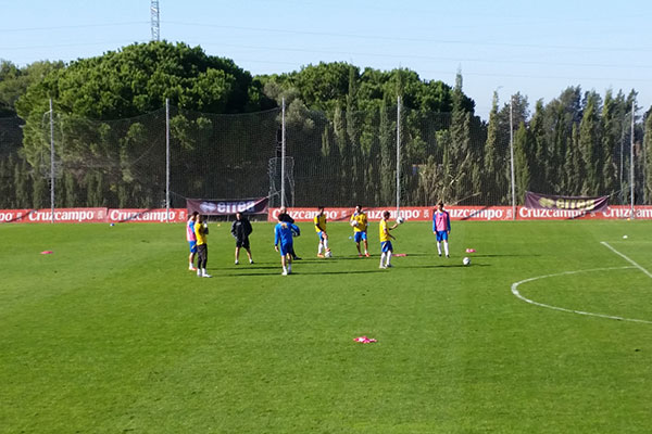 Varios futbolistas ensayando faltas / Trekant Media