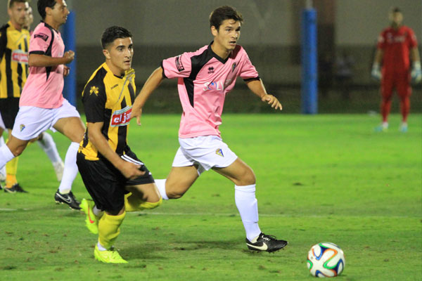 Alejandro Galindo, en su partido debut con el primer equipo del Cádiz CF, en Copa del Rey / Trekant Media