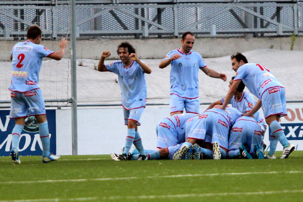 El Lucena CF celebra un gol en su estadio contra el Cádiz CF / Trekant Media