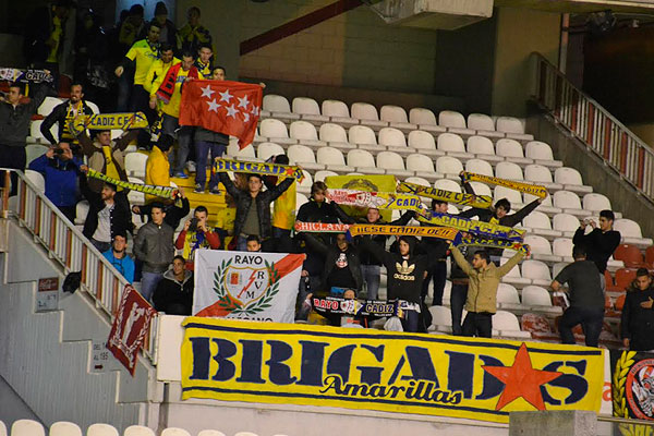 Brigadas Amarillas y aficionados cadistas en el Campo de Fútbol de Vallecas / cadizcf.com