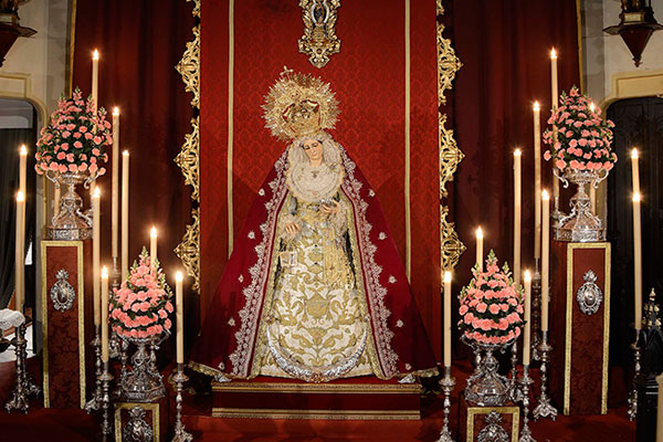 Altar de Culto de la Virgen del Patrocinio con los Trofeos Carranza como floreros / Marcos Piñero