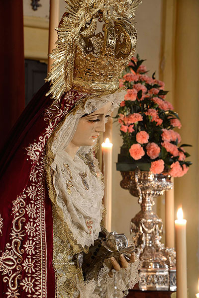 Altar de Culto de la Virgen del Patrocinio con los Trofeos Carranza como floreros / Marcos Piñero