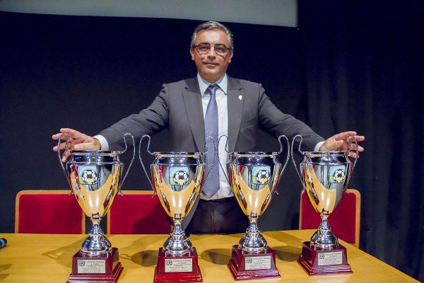 Luis Sánchez Grimaldi posa con cuatro de los trofeos que recibió el Cádiz CF / Trekant Media