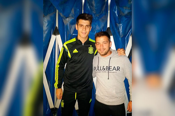 Álvaro Morata con Juan Antonio Rosa, empleado del Cádiz CF