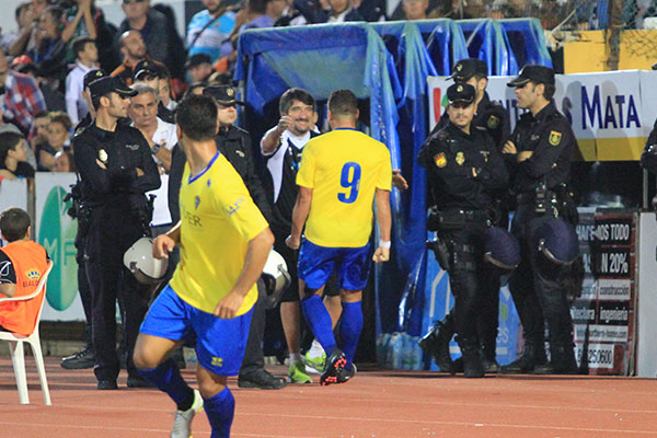 Airam Cabrera va a celebrar el gol con Juanito Marchante / Trekant Media