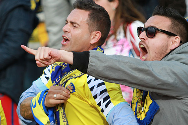 Dos aficionados mostrando su enfado con los jugadores del Cádiz CF en La Línea. / Trekant Media